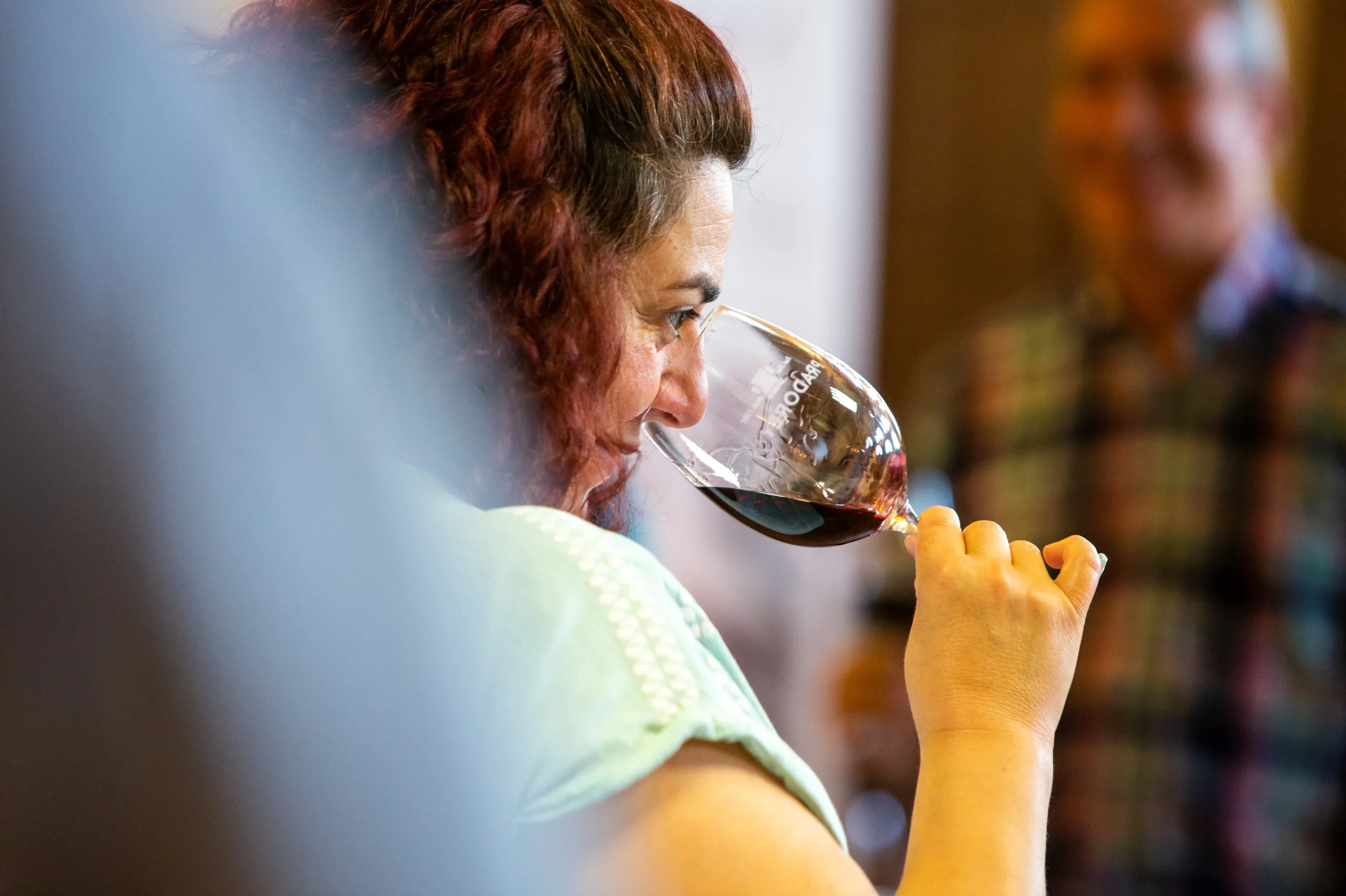 mujer catando vino tinto roble