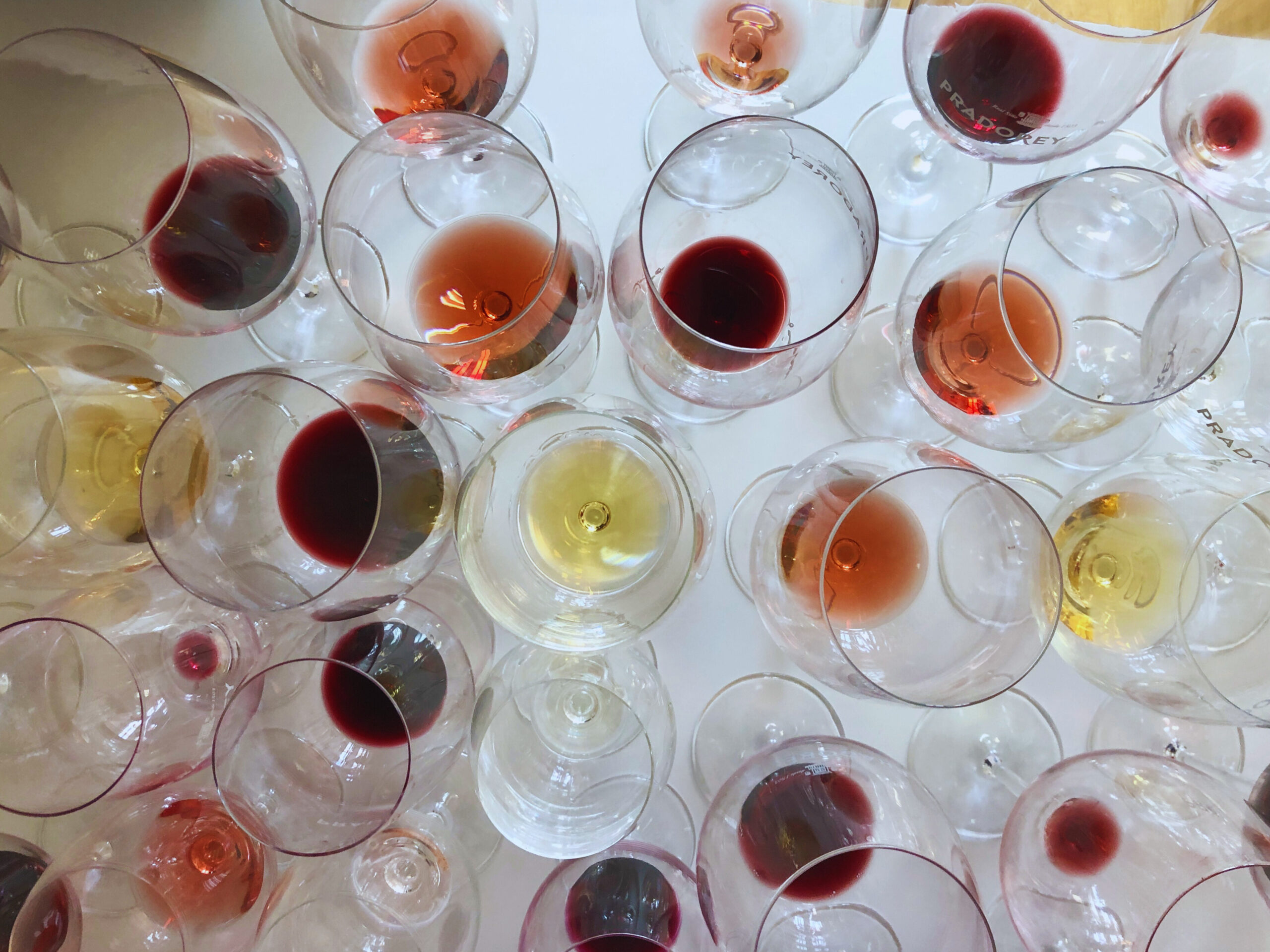 Copas de vino con diferente colores del vino